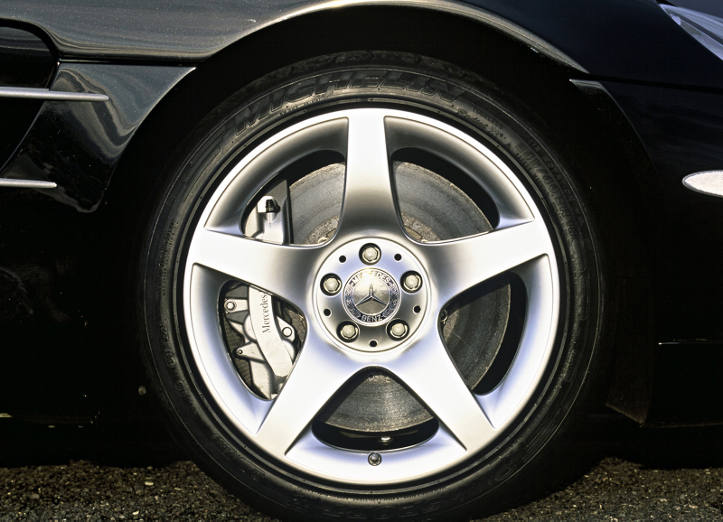 Illustration for article titled You Could Get the Mercedes-McLaren SLR on 18-Inch Wheels and It Is Blowing My Mind